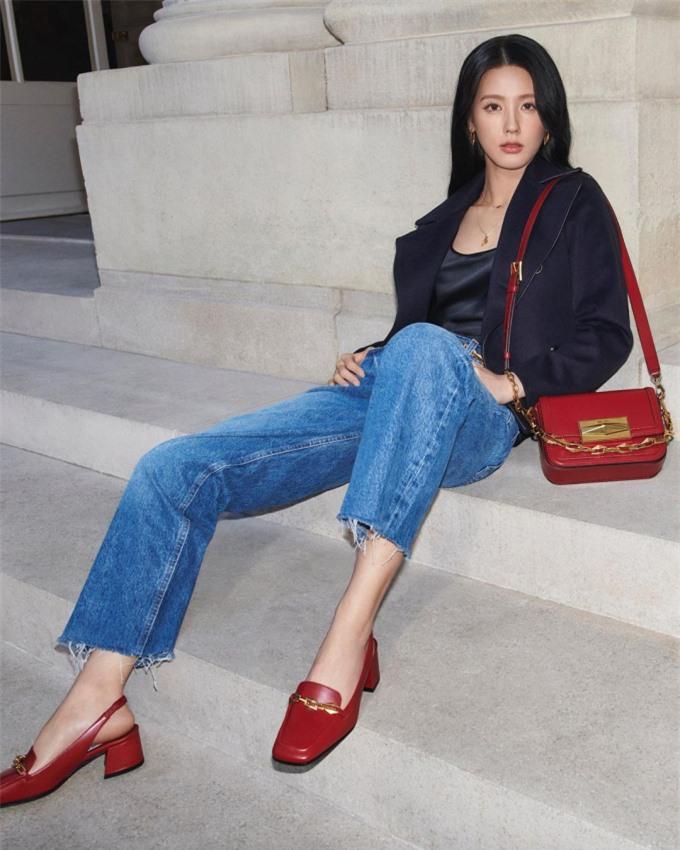 Kể cả khi đổi trang phục kín đáo hơn, nữ idol nhóm (G)I-DLE vẫn toả sáng với nhan sắc nữ thần. Khán giả đều thích thú khi thấy được hình ảnh sexy và lạnh lùng, trưởng thành hơn hẳn của Miyeon