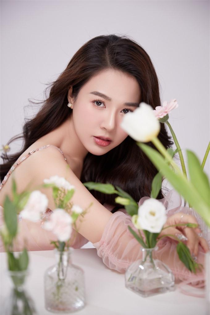 Đỗ Hà Trang đến từ Nam Định, người đẹp đăng quang ngôi vị cao nhất cuộc thi Hoa khôi Áo dài Việt Nam 2023 cách đây không lâu. Sau khi đăng quang, cô không ngừng chăm chỉ hoạt động nghệ thuật và tham gia các hoạt động thiện nguyên. Cô cũng được mời góp mặt trong nhiều bộ sưu tập thời trang, là “nàng thơ” của một số nhà thiết kế nổi tiếng trong nước.