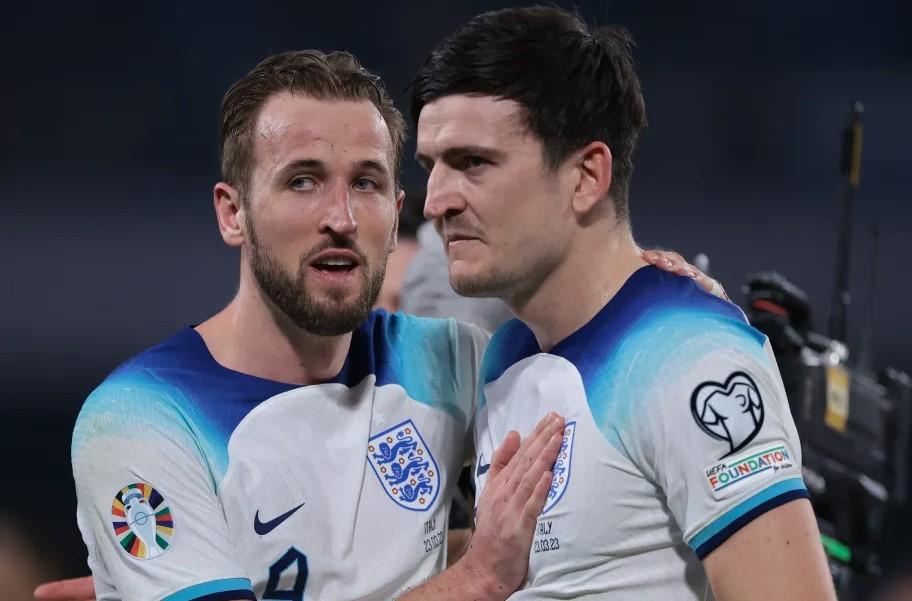 Harry Kane và Harry Maguire (phải).