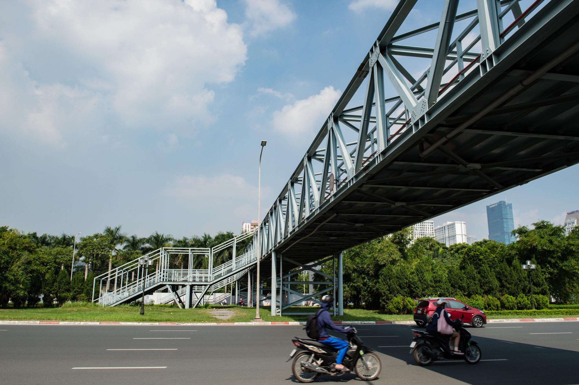 Hà Nội: Cầu vượt bộ hành bị lãng quên vì trơ trọi khung sắt, lối đi "đâm thẳng" vào lùm cây - Ảnh 1.