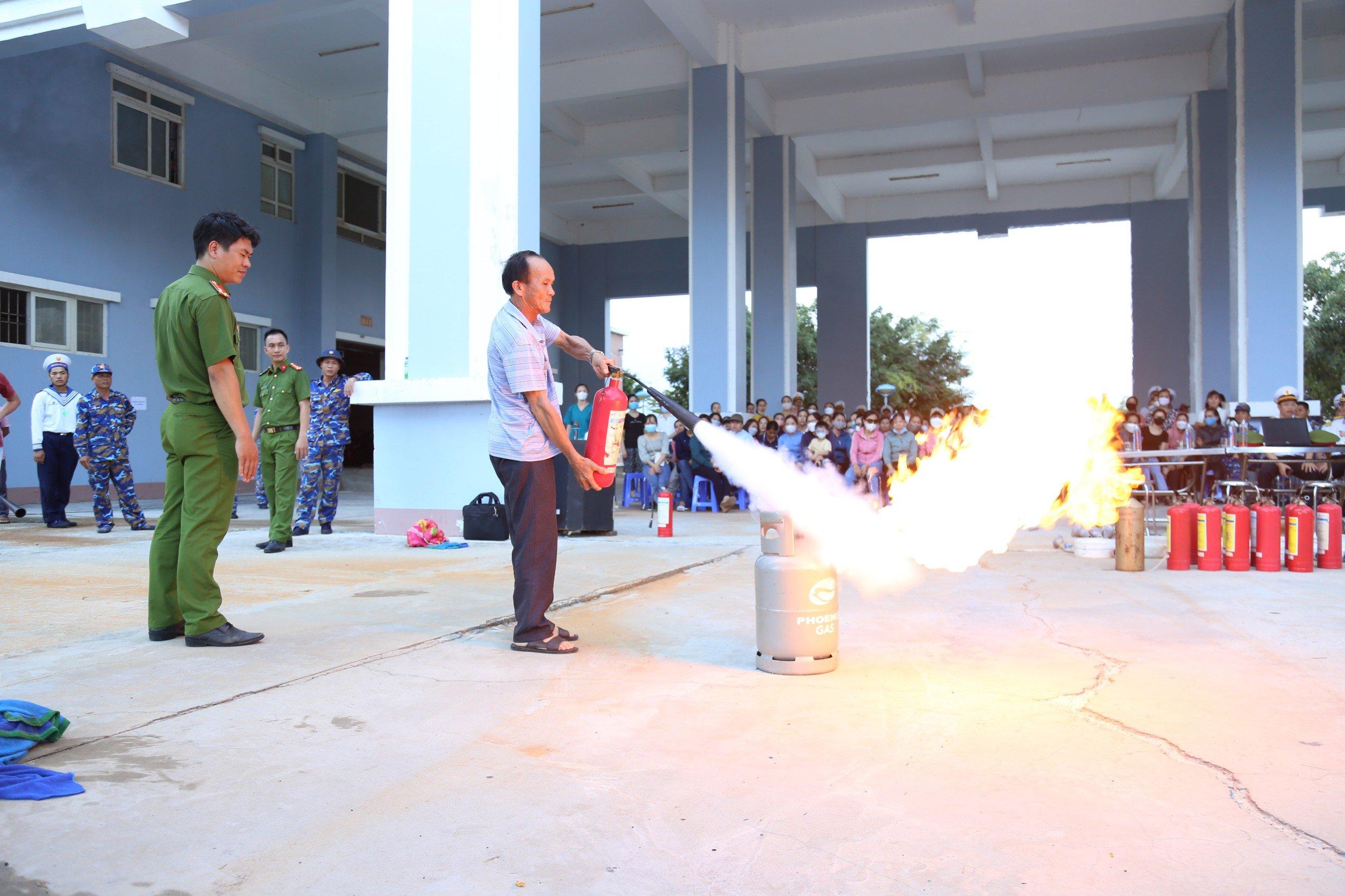 Sự kiện - Vùng 4 Hải quân tập huấn và luyện tập xử trí phòng chống cháy nổ (Hình 2).