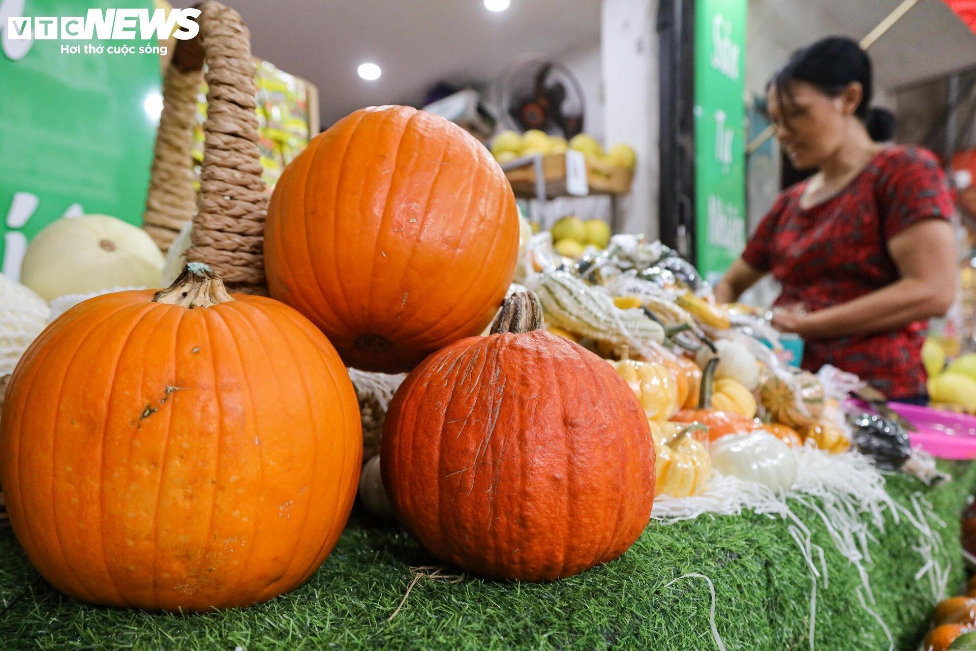 Khách lùng mua trang trí Halloween, bí ngô đủ loại cháy hàng - Ảnh 3.