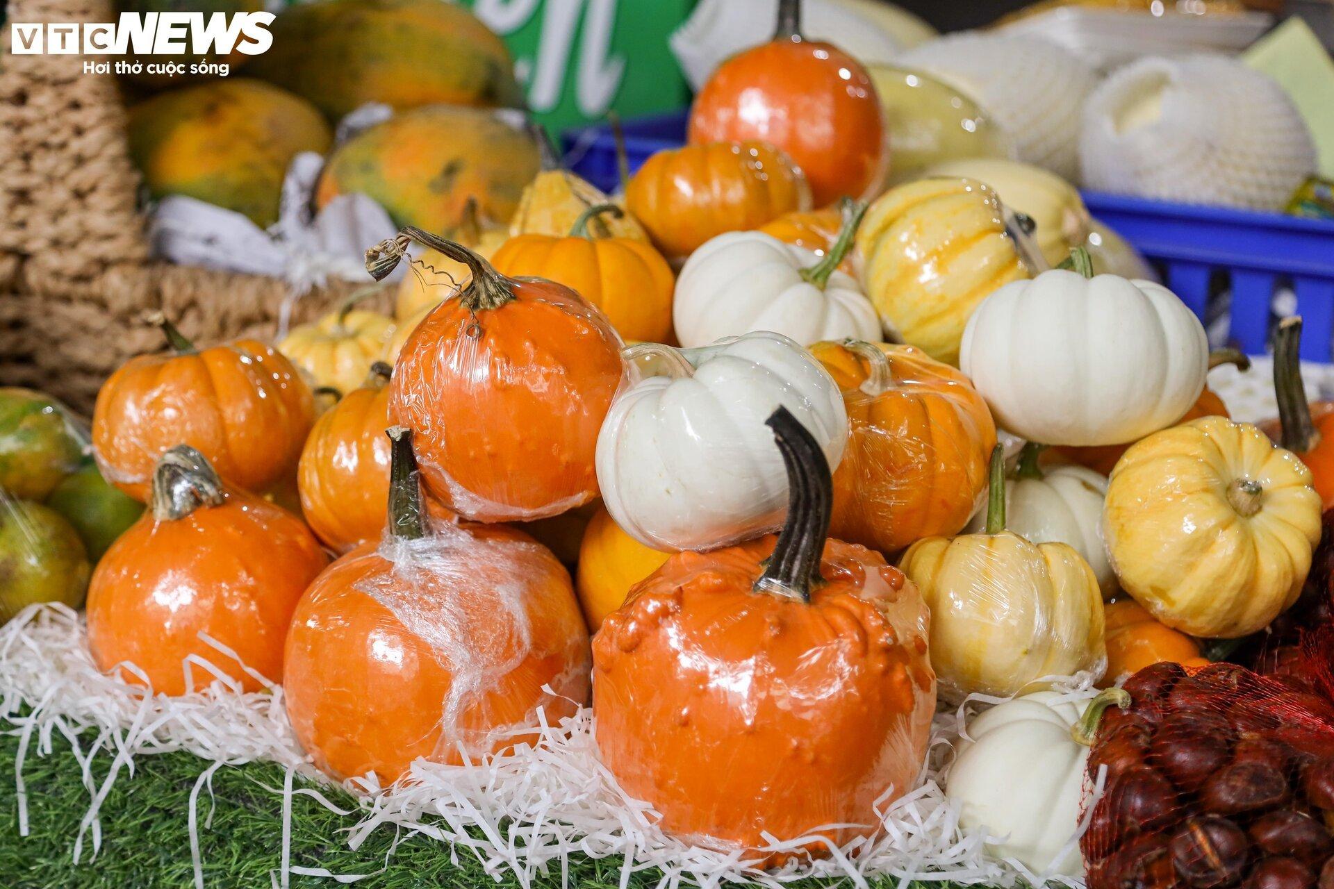 Khách lùng mua trang trí Halloween, bí ngô đủ loại cháy hàng - Ảnh 5.