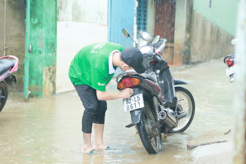 Đội sinh viên sửa xe máy miễn phí - ấm tình người giữa mùa mưa lũ