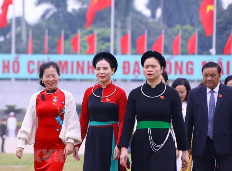 Đại biểu Quốc hội đặt vòng hoa và vào Lăng viếng Chủ tịch Hồ Chí Minh | Chính trị | Vietnam+ (VietnamPlus)