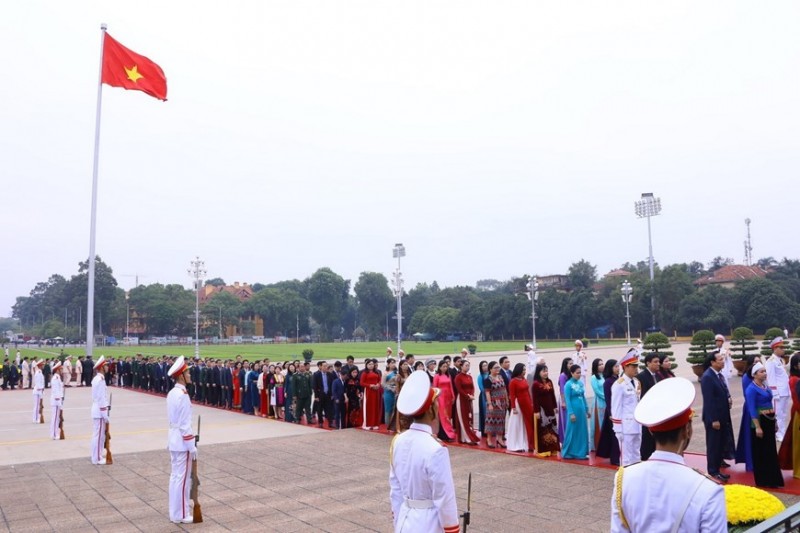 Đại biểu Quốc hội đặt vòng hoa và vào Lăng viếng Chủ tịch Hồ Chí Minh | Chính trị | Vietnam+ (VietnamPlus)