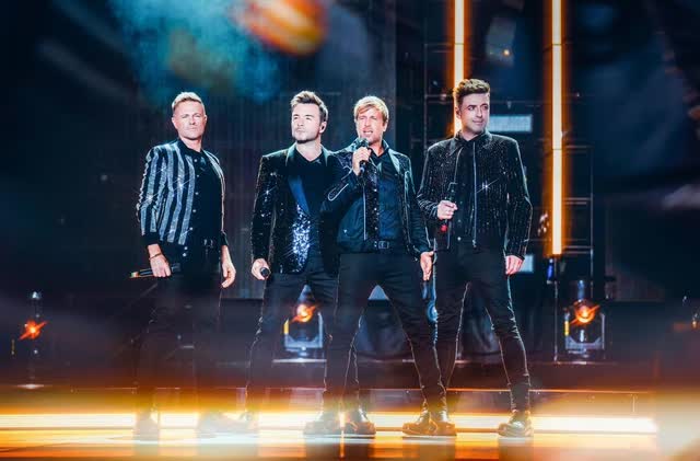 HOT: Thêm một đêm diễn của Westlife tại Việt Nam, fan Việt "hồi máu" chuẩn bị săn vé  - Ảnh 1.