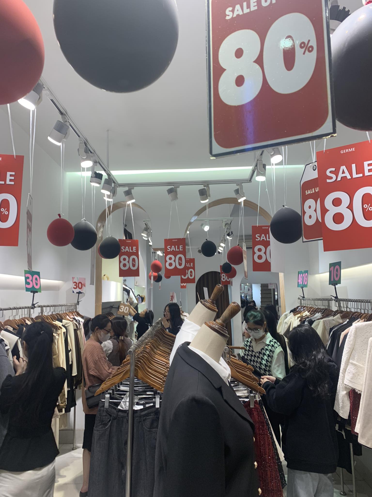 BLACK FRIDAY 2023: Nơi đông vui trẩy hội - chỗ lặng ngắt vắng tanh, sale 80% nhưng chất lượng ''hết hồn''- Ảnh 2.