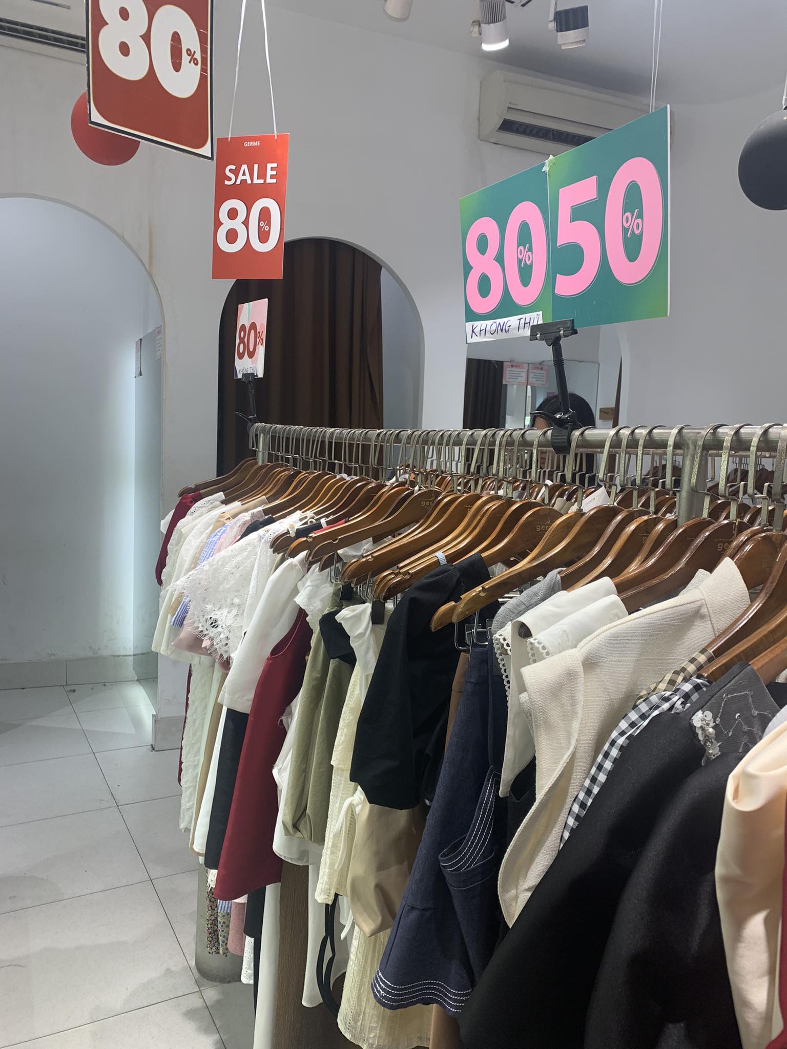 BLACK FRIDAY 2023: Nơi đông vui trẩy hội - chỗ lặng ngắt vắng tanh, sale 80% nhưng chất lượng ''hết hồn''- Ảnh 14.