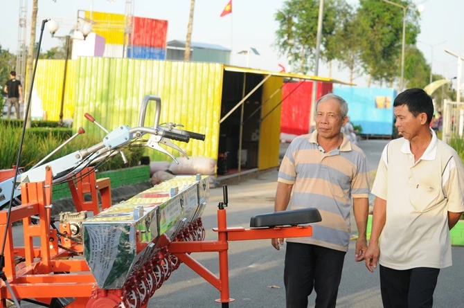 Nông dân ĐBSCL tham quan triển lãm máy nông nghiệp tại con đường lúa gạo Việt Nam