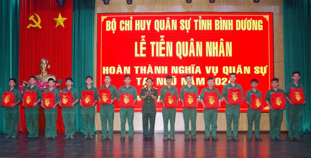 Tiễn quân nhân hoàn thành nghĩa vụ quân sự