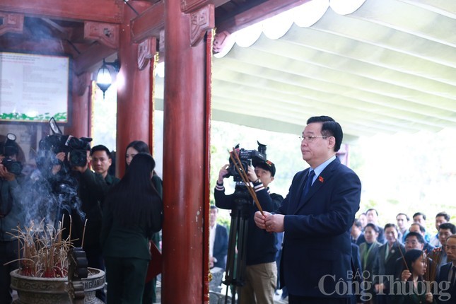 Chủ tịch Quốc hội dâng hương tưởng niệm Chủ tịch Hồ Chí Minh tại Khu di tích Kim Liên, Nghệ An