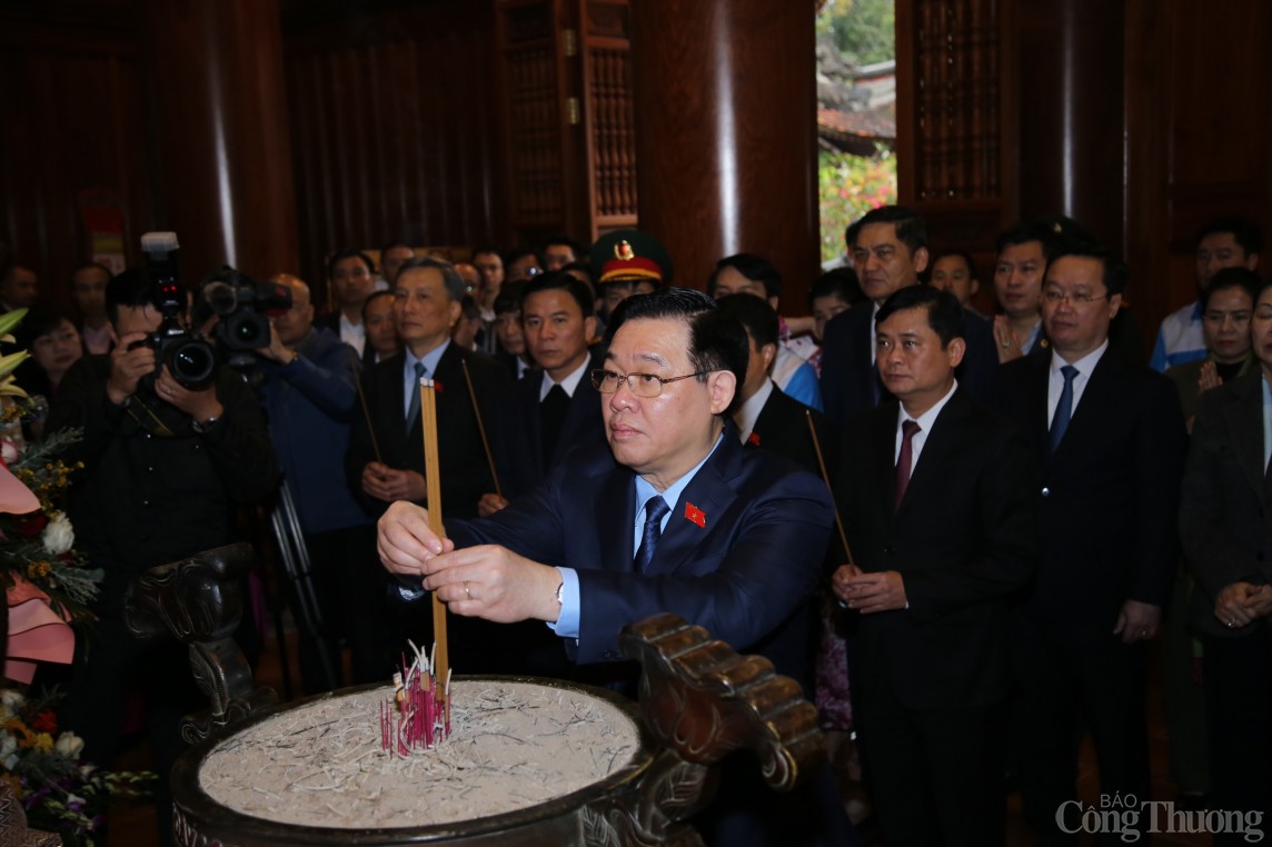 Chủ tịch Quốc hội dâng hương tưởng niệm Chủ tịch Hồ Chí Minh tại Khu di tích Kim Liên, Nghệ An