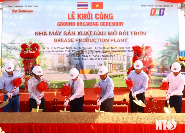 Đại diện lãnh đạo các đơn vị, Chủ đầu tư, nhà thầu động thổ khởi công xây dựng công trình. Ảnh baoninhthuan