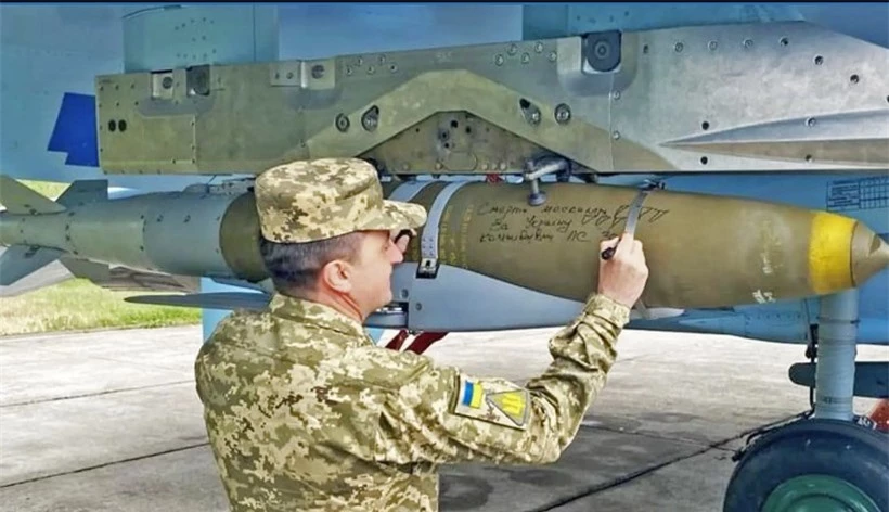 Chiến đấu cơ Ukraine mang theo bom JDAM-ER.