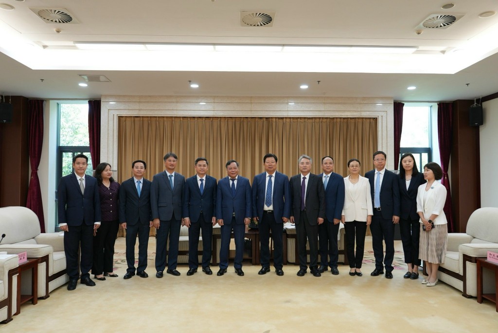 Đoàn công tác của Thành ủy Hà Nội chụp ảnh lưu niệm cùng lãnh đạo Tỉnh ủy Thiểm Tây (Trung Quốc)