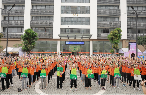 ĐH Đại Nam trao học bổng cho tân sinh viên là người thân của cán bộ ngành y tế, giáo dục - Ảnh 1.