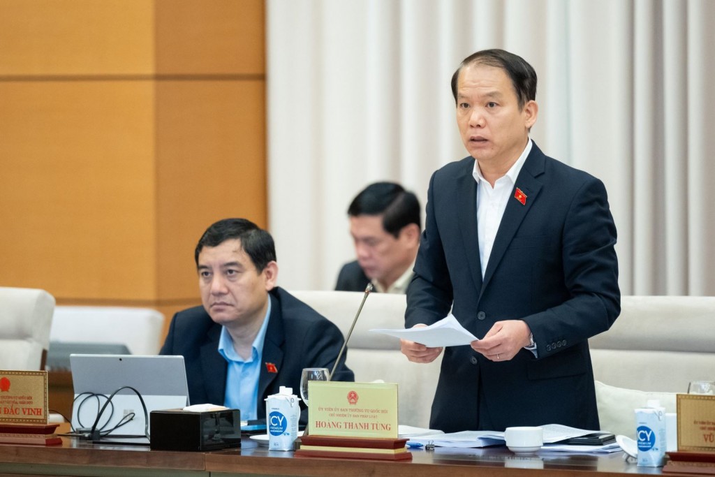 Chủ nhiệm Ủy ban Pháp luật của Quốc hội Hoàng Thanh Tùng trình bày báo cáo tóm tắt một số vấn đề lớn giải trình, tiếp thu, chỉnh lý dự thảo Luật Thủ đô (sửa đổi)
