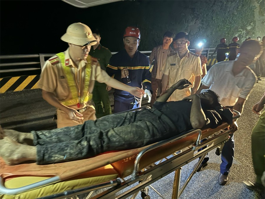Lào Cai: Xe tải lật xuống vực khiến 3 người bị thương
