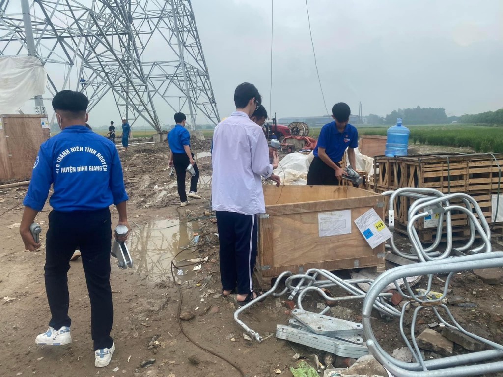 “Vượt nắng thắng mưa”, thanh niên Hải Dương nỗ lực hỗ trợ thi công