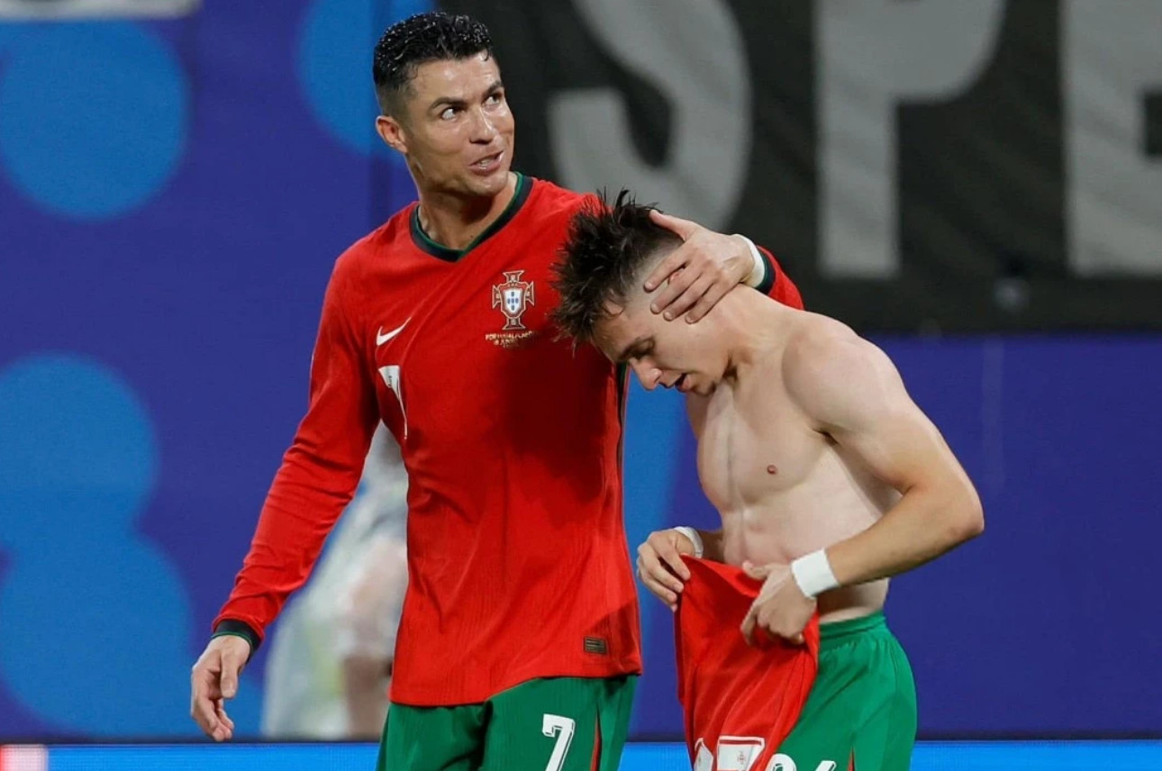 Hành động gây tranh cãi của Ronaldo trong ngày lập kỷ lục Euro- Ảnh 5.