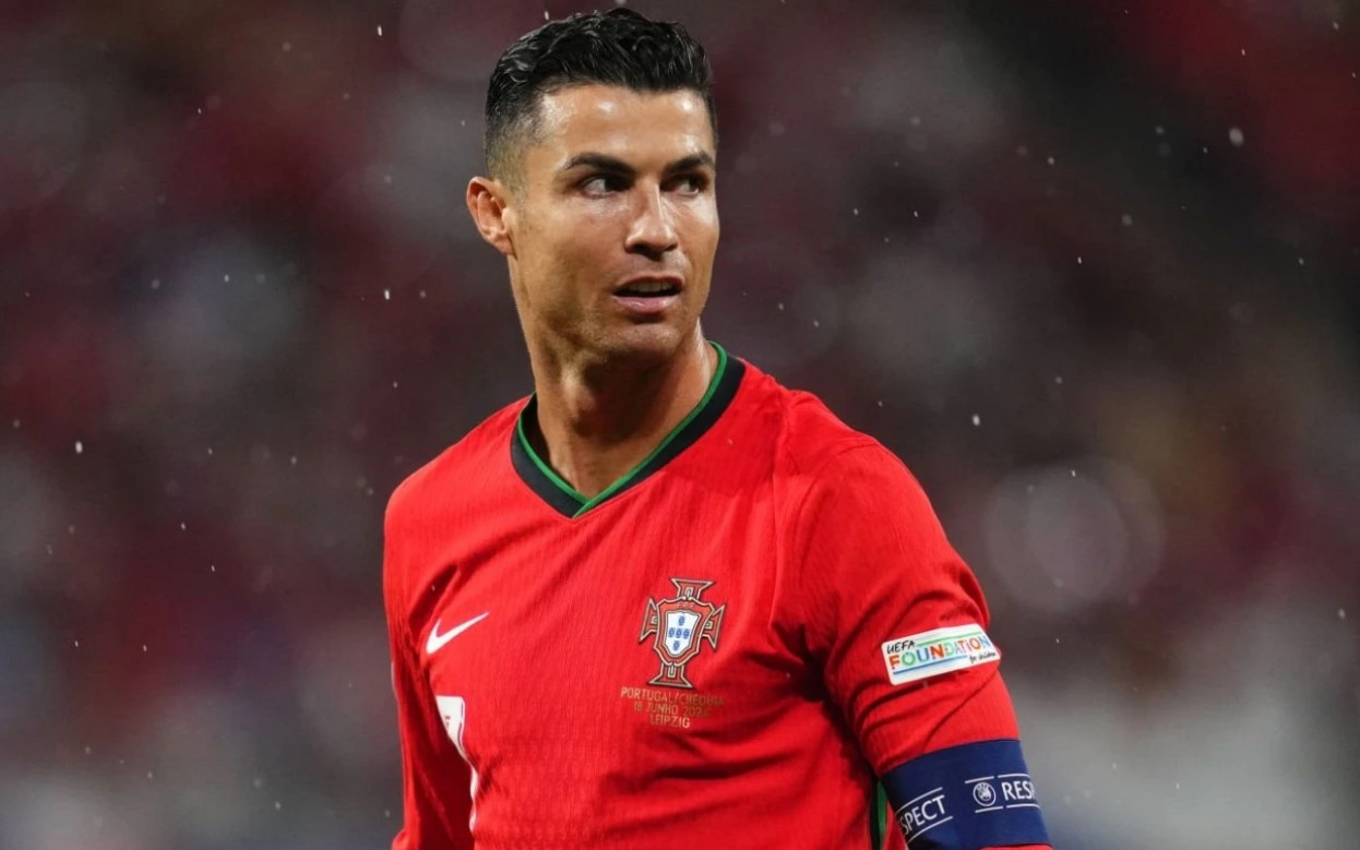 Hành động gây tranh cãi của Ronaldo trong ngày lập kỷ lục Euro- Ảnh 8.