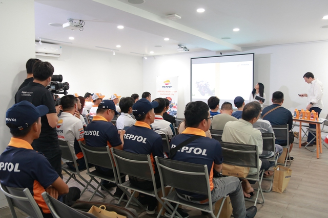 Dầu Nhớt Huỳnh Châu hợp tác cùng Repsol tổ chức workshop dành cho thợ máy - Ảnh 4.