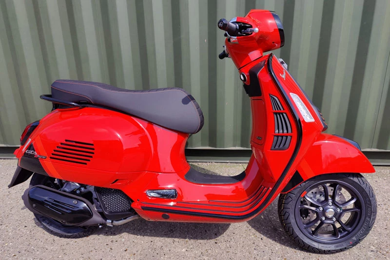 Vespa GTS Super 300 Sport 2024.