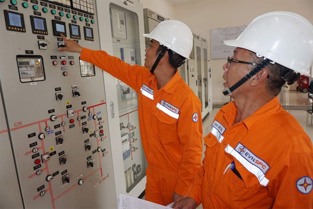 Công nhân Công ty Điện lực Trà Vinh kiểm tra thông số đóng điện trạm 110 kV Long Đức, TP.Trà Vinh. Ảnh: EVN