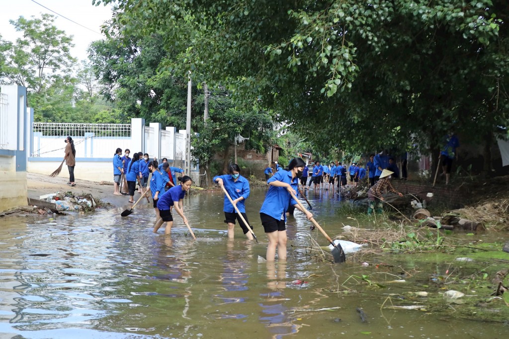 120 đoàn viên, thanh niên Huyện đoàn Chương Mỹ đã về hỗ trợ xã Nam Phương Tiến vớt rác, vệ sinh môi trường. Ảnh Bảo Châu