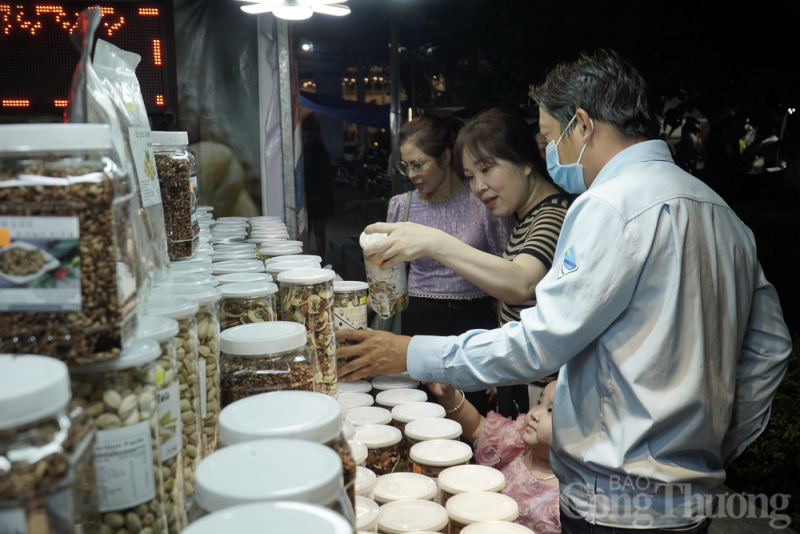 Cuộc vận động “Người Việt Nam ưu tiên dùng hàng Việt Nam” đã tạo thành thói quen mua sắm hàng Việt của đa số người tiêu dùng Khánh Hòa.