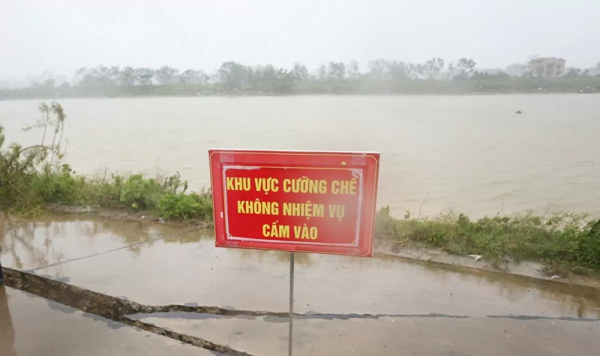 Sự cố sụt lún mặt đường đê sông Ngũ Huyện Khê được đặt biển cảnh báo để bảo đảm an toàn cho người dân.