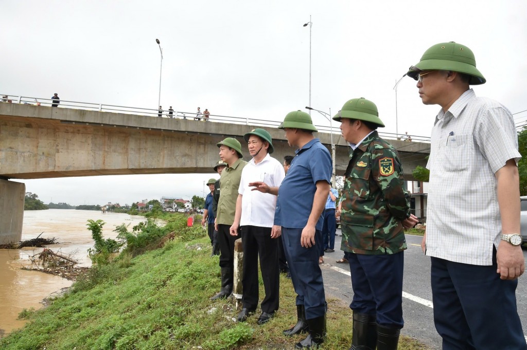 Phó Thủ tướng Hồ Đức Phớc thị sát, kiểm tra tình hình lũ trên sông Cầu tại địa bàn tỉnh Thái Nguyên - Ảnh: VGP/Trần Mạnh