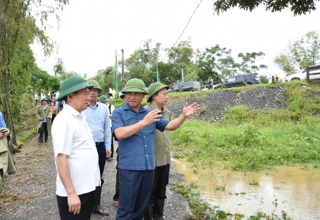 Phó Thủ tướng Hồ Đức Phớc kiểm tra đập Ba Đa, địa điểm xung yếu nhất của tỉnh Thái Nguyên - Ảnh: VGP/Trần Mạnh