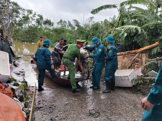 Lực lượng Công an phối hợp hỗ trợ người dân sinh sống trên sông di tản vào bờ