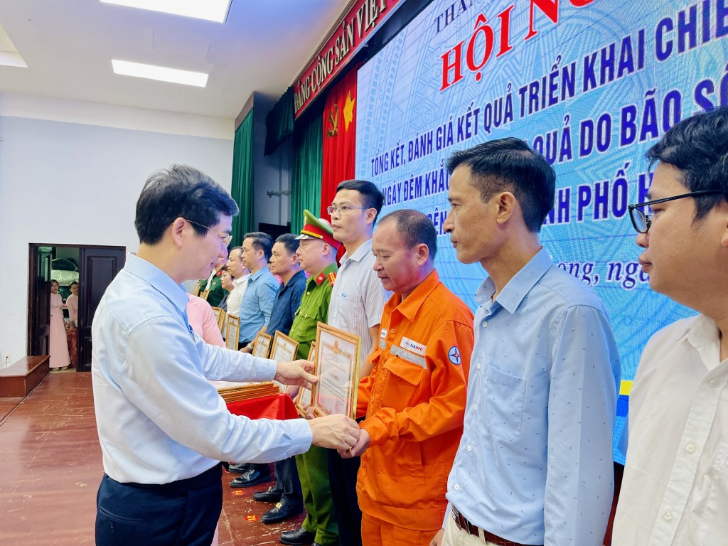 Lãnh đạo UBND tỉnh Quảng Ninh biểu dương, khen thưởng cho cá nhân, tập thể có thành tịch xuất sắc.