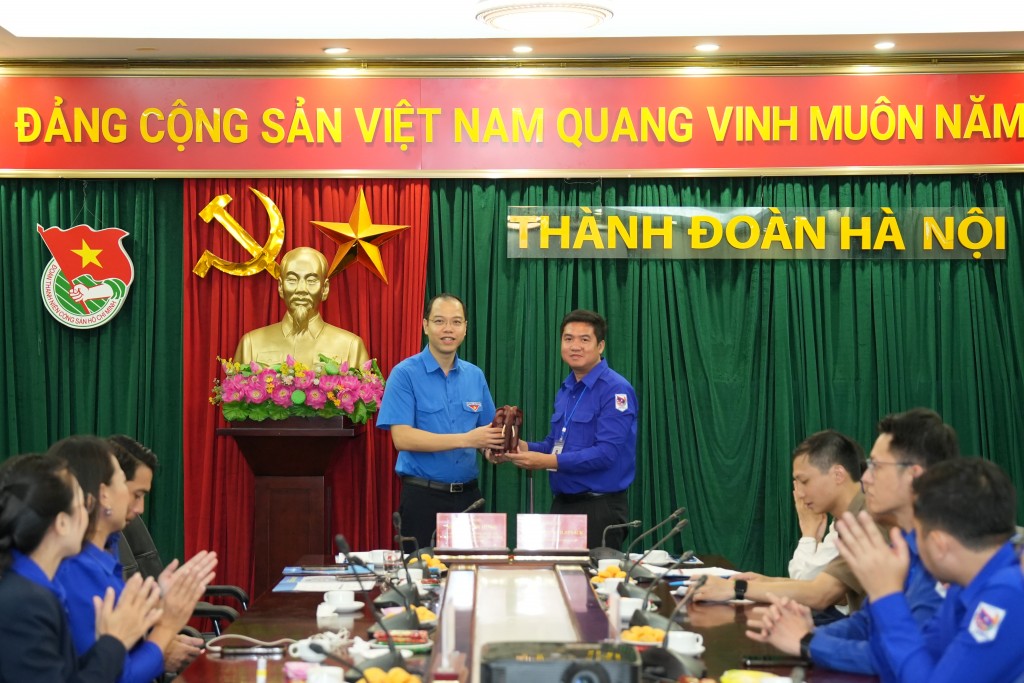 Tiếp nối và phát huy truyền thống quan hệ đặc biệt Hà Nội - Viêng Chăn