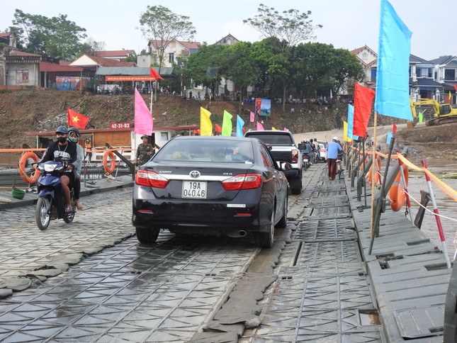 Cầu phao Phong Châu thông xe trở lại- Ảnh 8.