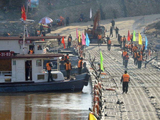 Cầu phao Phong Châu thông xe trở lại- Ảnh 2.