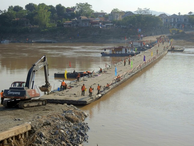 Cầu phao Phong Châu thông xe trở lại- Ảnh 1.