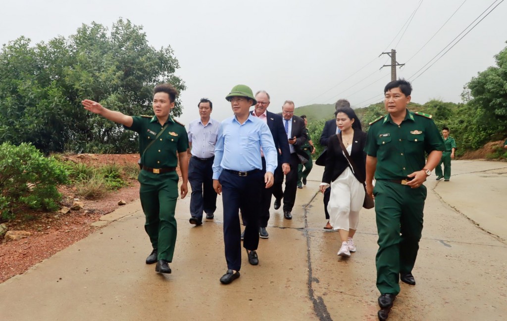 Chủ tịch UBND tỉnh Bình Định Phạm Anh Tuấn (thứ 2 hàng đầu) cùng lãnh đạo Tập đoàn PNE đến điểm khảo sát dự án (Ảnh binhdinh.gov)