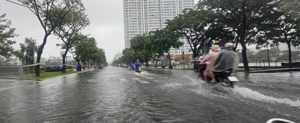 Đà Nẵng: Mưa trắng trời, nhiều khu vực bị ngập úng