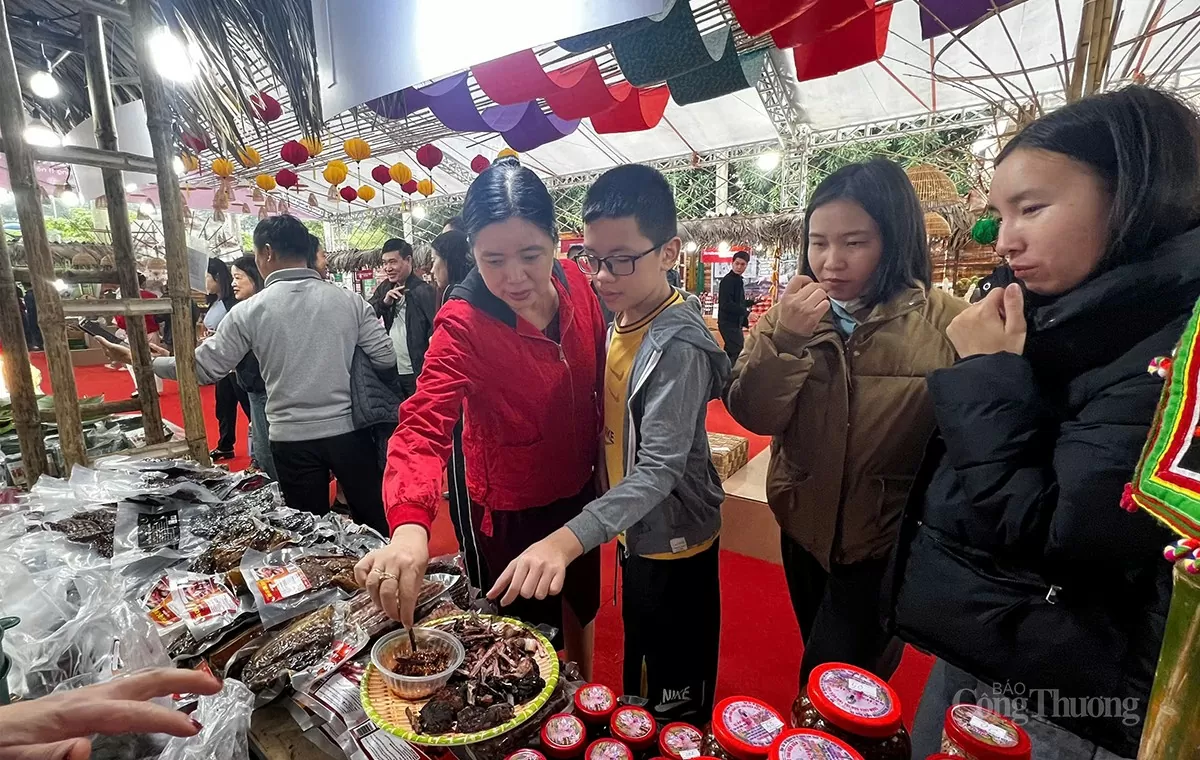 Người tiêu dùng tham qua trải nghiệm tại Không gian giới thiệu, quảng bá du lịch nông nghiệp, nông thôn Việt Nam