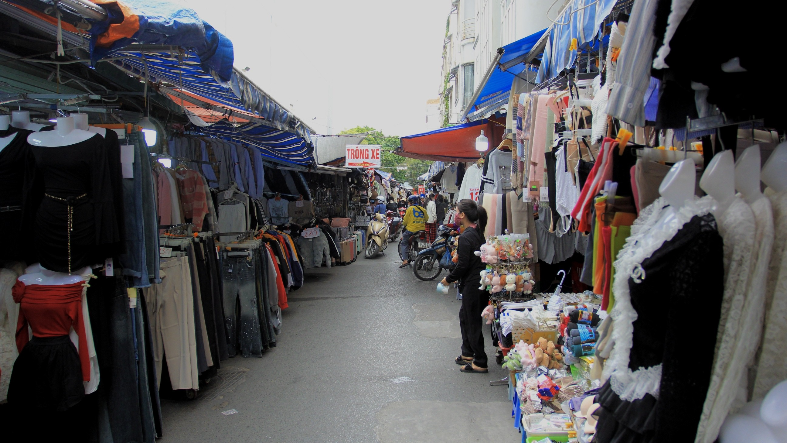 Thời trang bán lẻ đìu hiu trước thềm Tết Nguyên đán