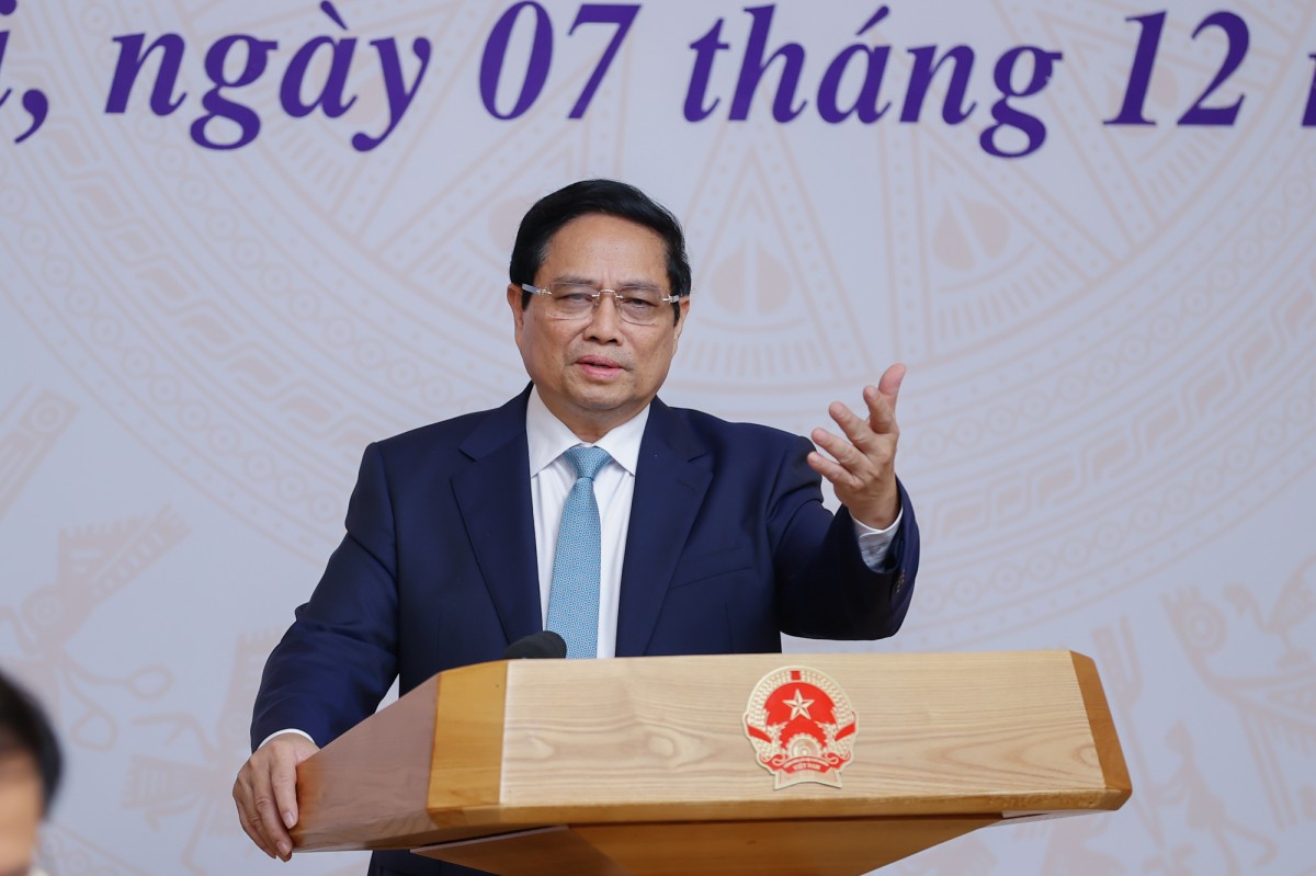 Thủ tướng Phạm Minh Chính chúc mừng các đại sứ, trưởng cơ quan đại diện đã được giao nhiệm vụ; tin tưởng những nhà ngoại giao chuyên nghiệp, kinh nghiệm, tinh thông nghiệp vụ, có nhiều cống hiến, đóng góp cho ngành sẽ hoàn thành tốt trọng trách của mình - Ảnh: VGP/Nhật Bắc