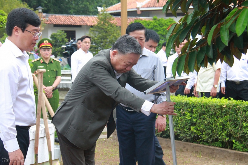 Tổng Bí thư Tô Lâm dâng hương, viếng mộ Cụ Phó bảng Nguyễn Sinh Sắc