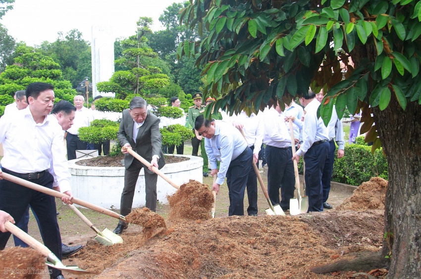 Tổng Bí thư Tô Lâm dâng hương, viếng mộ Cụ Phó bảng Nguyễn Sinh Sắc