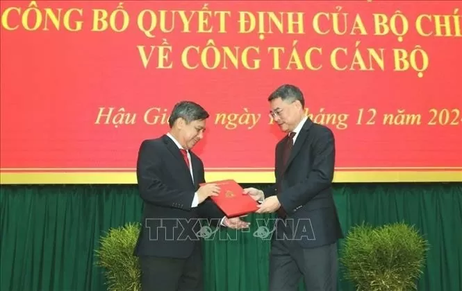 Đồng chí Lê Minh Hưng (phải), Ủy viên Bộ Chính trị, Bí thư Trung ương Đảng, Trưởng ban Tổ chức Trung ương trao Quyết định cho đồng chí Đồng Văn Thanh. Ảnh: TTXVN