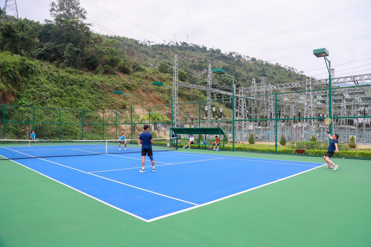 Các VĐV không chuyên của PV Power DHC thi đấu mốn Tennis.