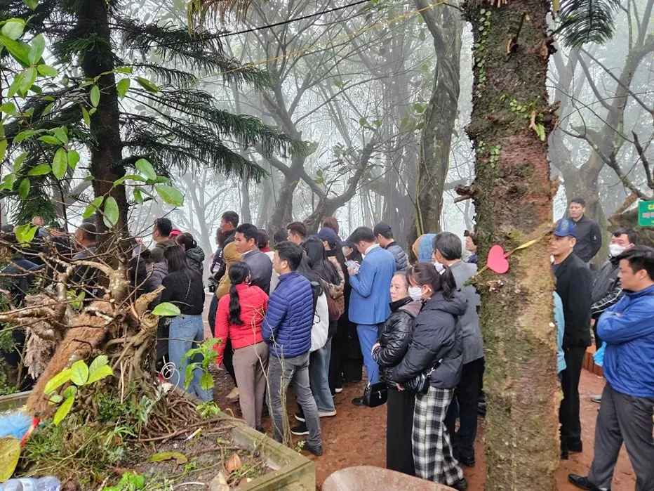 Hàng nghìn du khách đổ về Am Tiên ngày “mở cổng trời” Hàng nghìn du khách đổ về Am Tiên ngày “mở cổng trời”